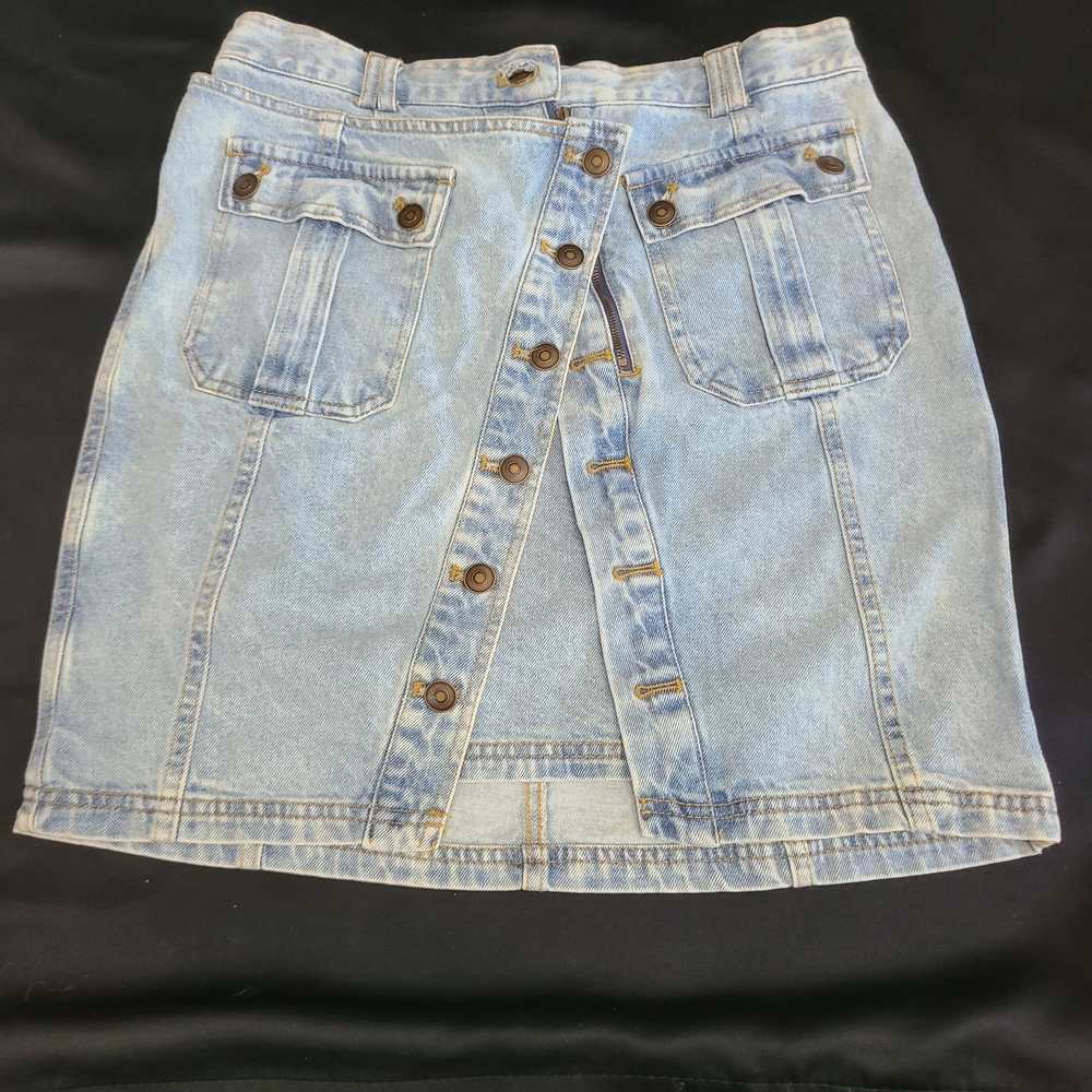 Hunter & Brown Women's Large Light Denim Skirt With Buttons, Zipper And Pockets